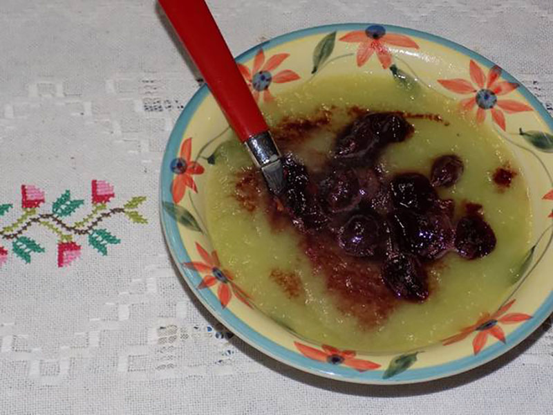 Sopa dulce de melón con salsa de vino tinto y uvas